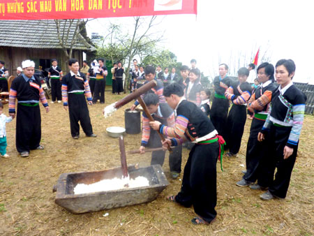 Thi giã bánh dày tại lễ hội xuân dân tộc Mông, xã Suối Giàng (Yên Bái).